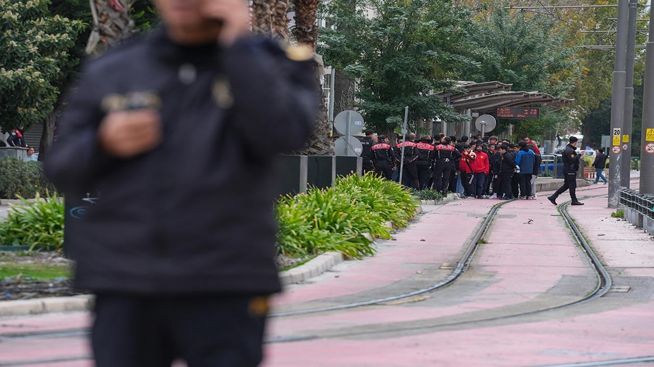 Foto - Göztepe Beşiktaş maçında olaylar çıktı! Tribün boşaltıldı