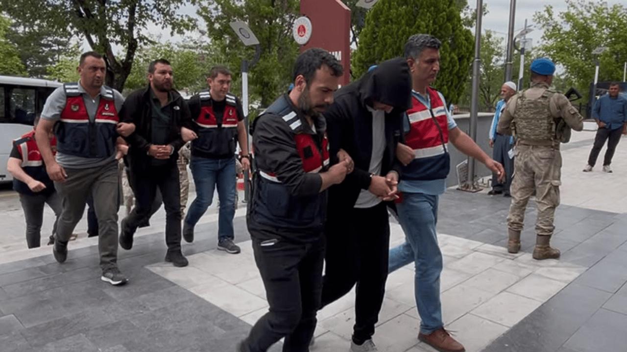 Foto - Gülistan soruşturmasında sıcak gelişme: Boynu büyükler böyle götürüldü!