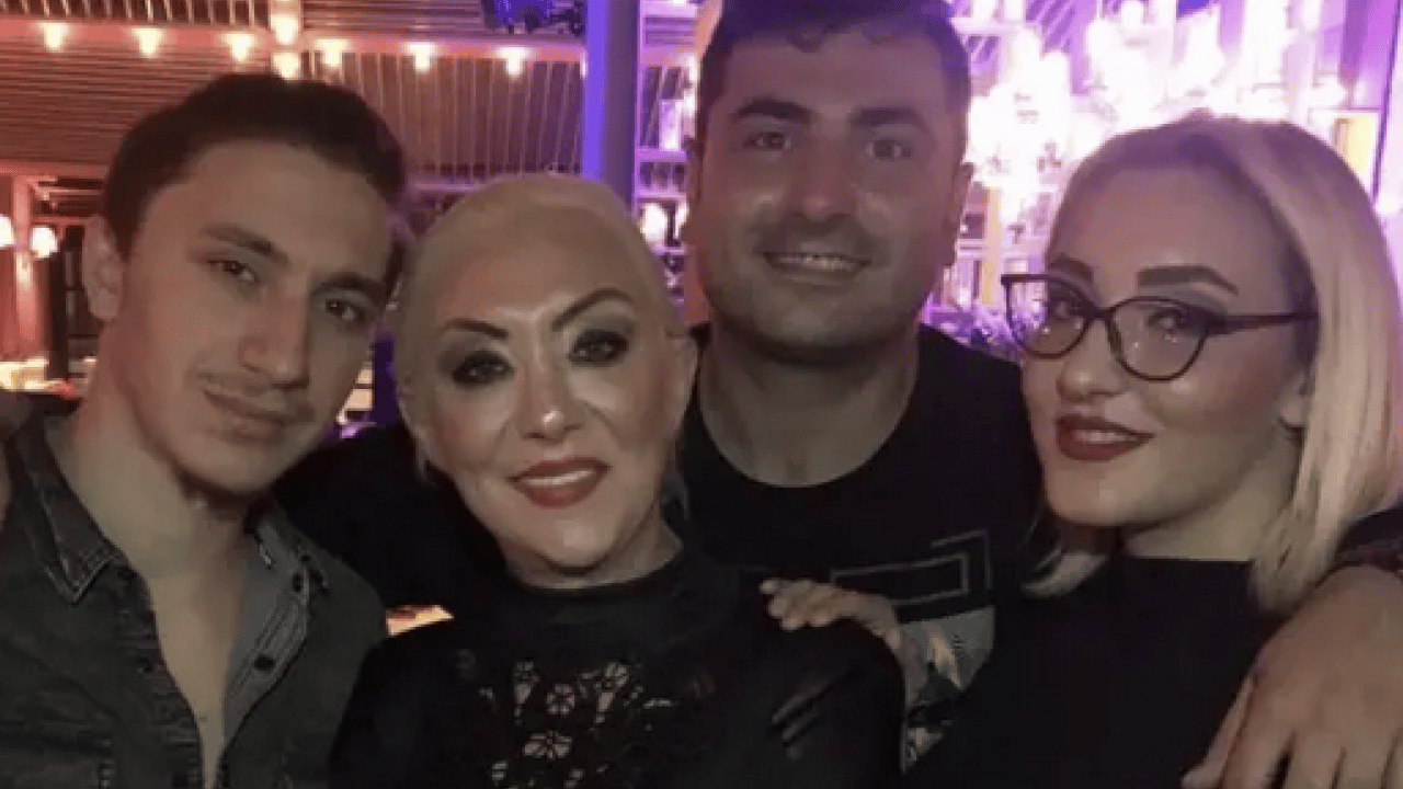 Foto - Güllü ile ilgili olay iddia! Oğlundan şiddet gördü! Güllü’nün patronu suç duyurusunda bulundu…