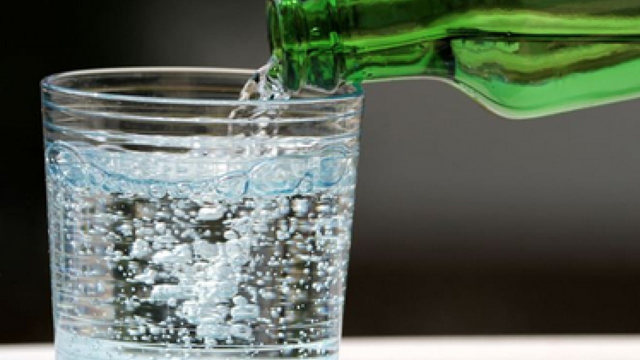 Foto - Günde 1 şişe doğal maden suyu içerseniz.... Limonlu içmenin faydası say say bitmiyor