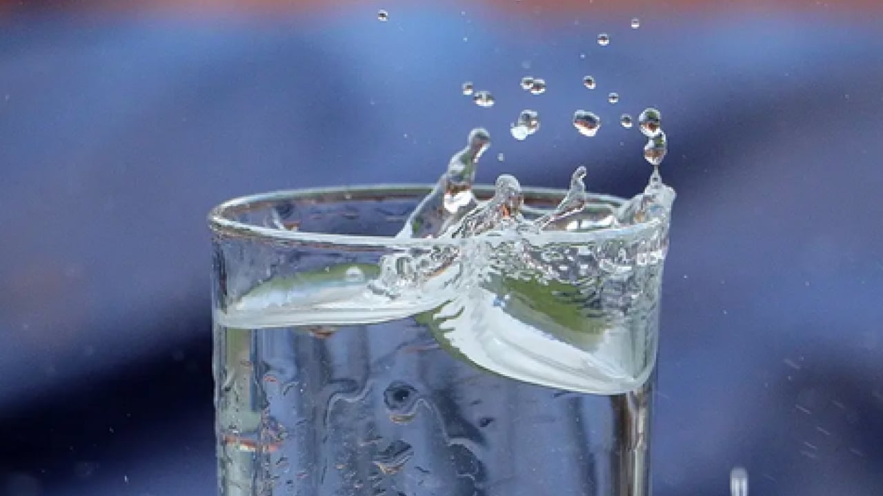 Foto - Bu sıcaklarda ne kadar su içmelisiniz? Böbreklerden 1500 mililitre, deriden ise?