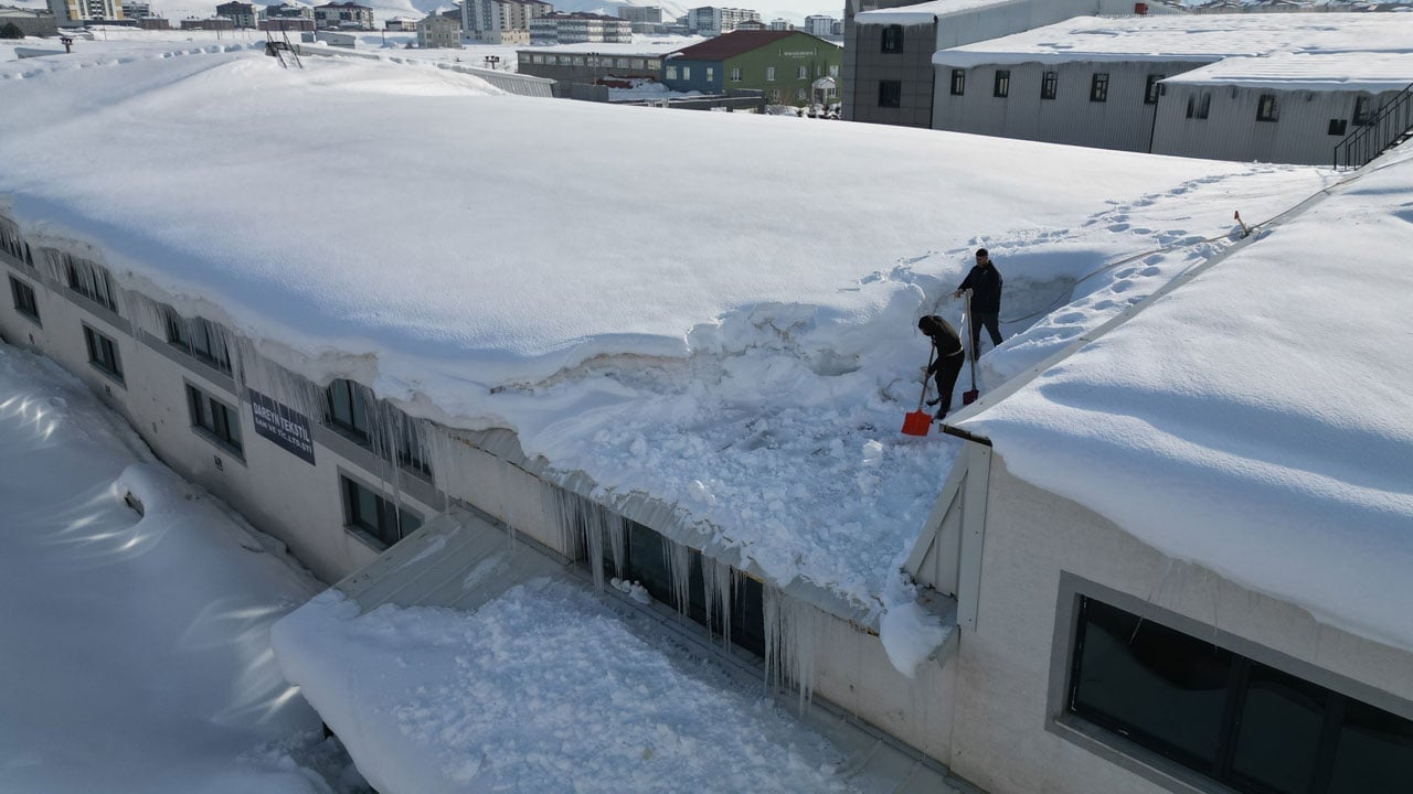 Foto - Güneş panelleri beyaz örtüyle kaplı! Kür üretim maliyetini arttırdı