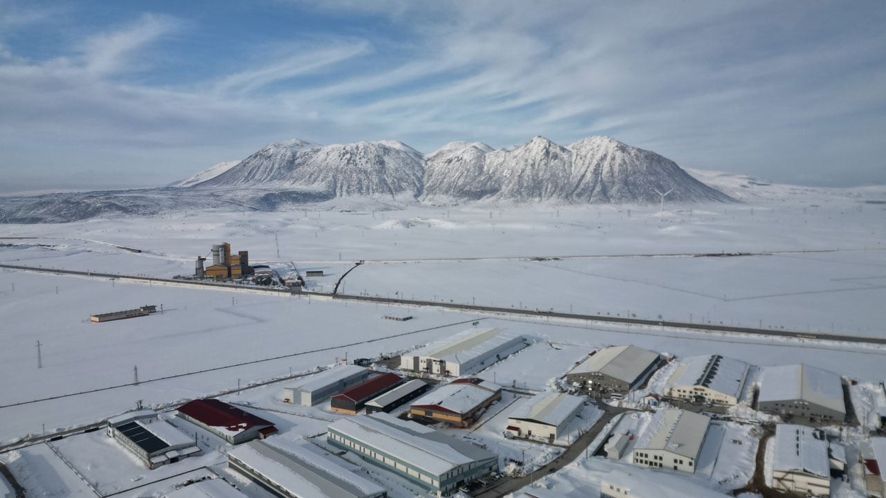 Güneş panelleri beyaz örtüyle kaplı! Kür üretim maliyetini arttırdı