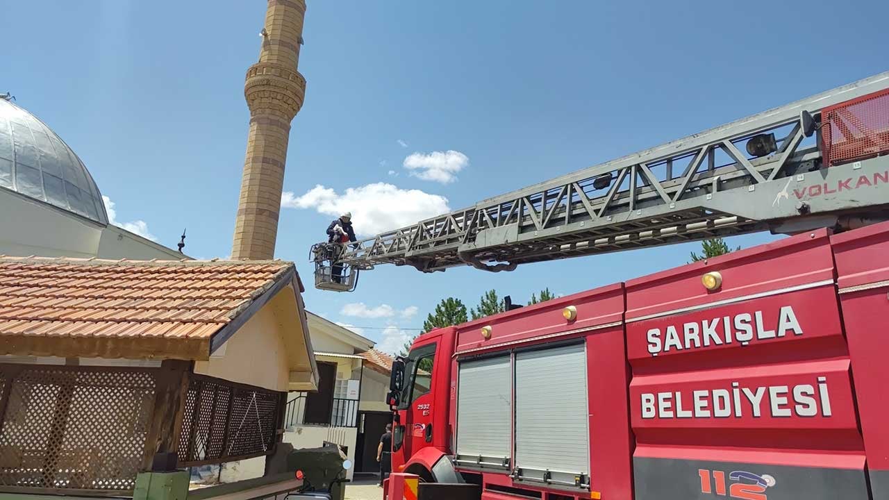 Foto - Güneşin altında bitkin düştü! Aşırı sıcaklardan bayılan leyleğe itfaiye eli uzandı!