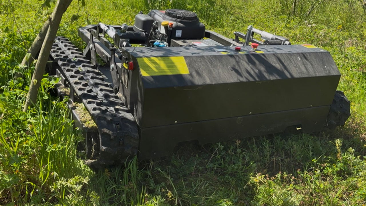 Foto - Günler süren işi 3 saatte bitiriyor, tırpanları bırakan çiftçi hayretle onu izliyor!