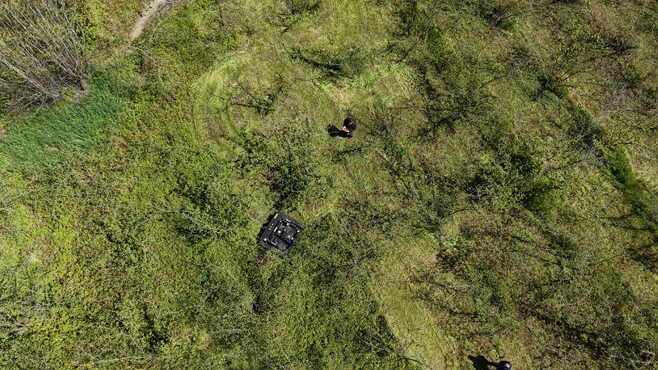 Foto - Günler süren işi 3 saatte bitiriyor, tırpanları bırakan çiftçi hayretle onu izliyor!