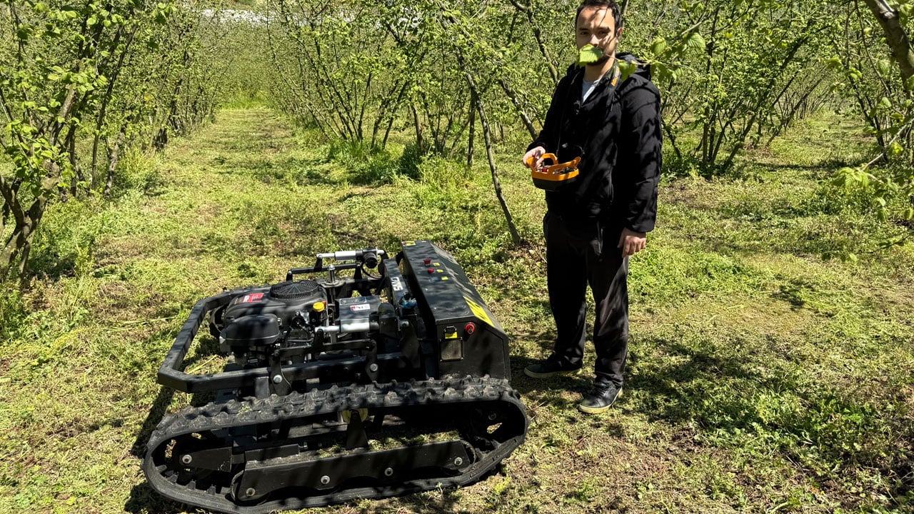 Foto - Günler süren işi 3 saatte bitiriyor, tırpanları bırakan çiftçi hayretle onu izliyor!