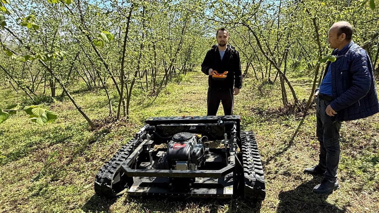Foto - Günler süren işi 3 saatte bitiriyor, tırpanları bırakan çiftçi hayretle onu izliyor!