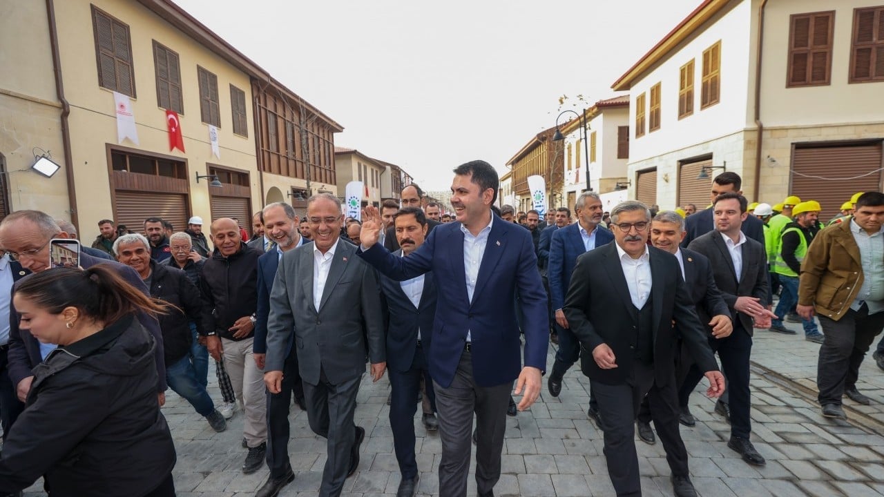 Foto - Hacı Yakışıklı kaleme aldı... Asrın depremi'nden asrın inşası'na Murat Kurum...