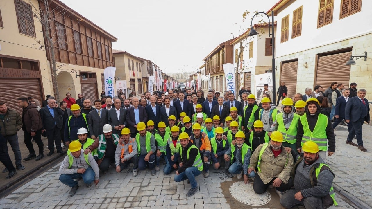 Foto - Hacı Yakışıklı kaleme aldı... Asrın depremi'nden asrın inşası'na Murat Kurum...