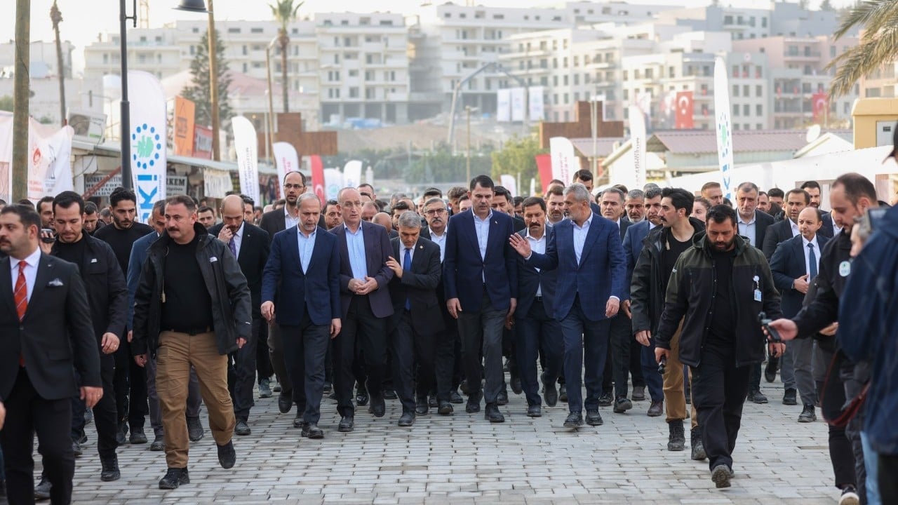 Foto - Hacı Yakışıklı kaleme aldı... Asrın depremi'nden asrın inşası'na Murat Kurum...