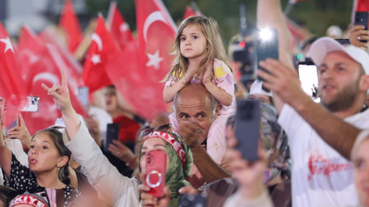 Foto - Hainlerin oyununu bozan o kutlu direnişin 10. yılı! Arnavutköy tek yürek oldu, vatan nöbeti meydanlara taştı!