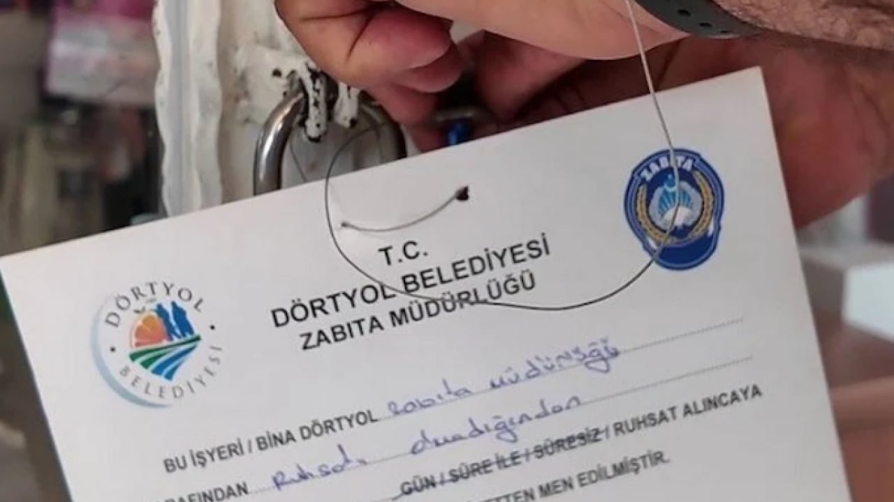 Foto - Hak ettiği cezayı aldı! Tarihi geçen ürünlerin üstünü böyle kapatmış!