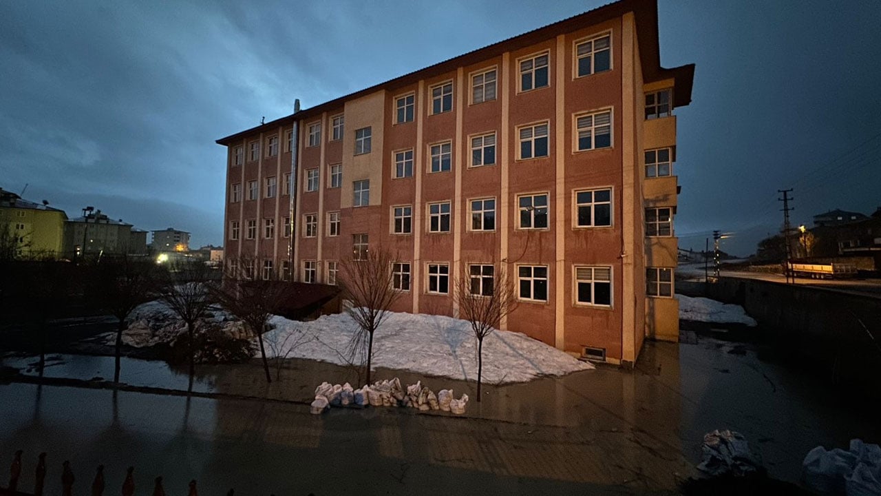 Foto - Hakkari’de korkutan manzara! Okul sular altında kaldı