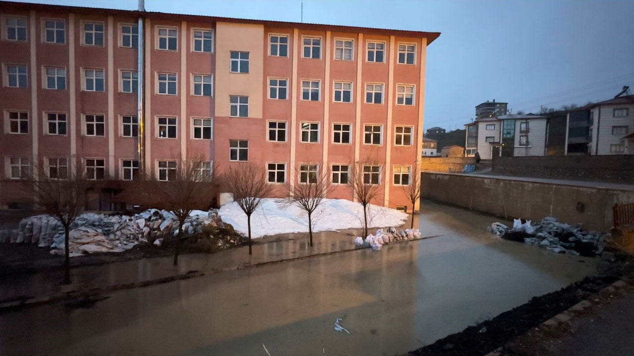 Foto - Hakkari’de korkutan manzara! Okul sular altında kaldı
