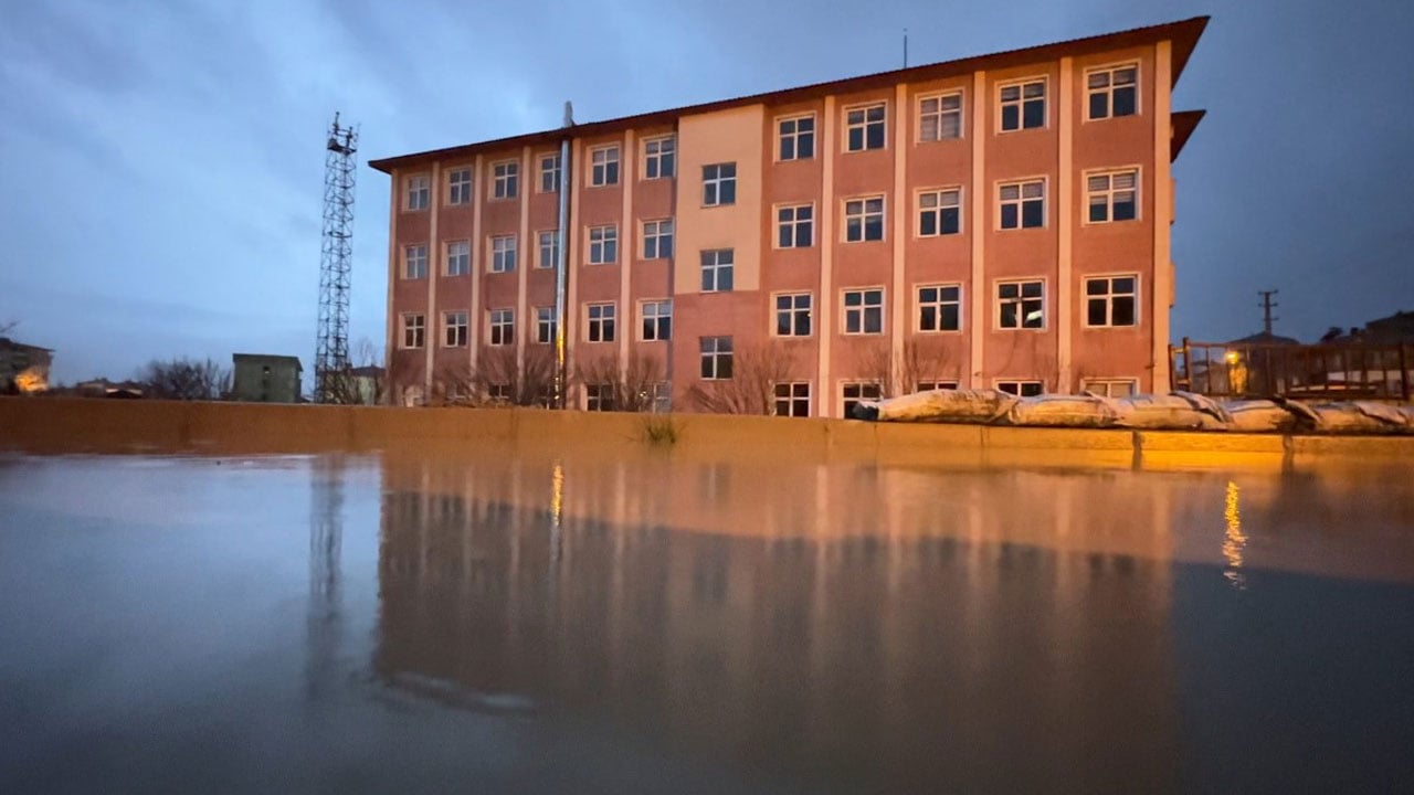 Hakkari’de korkutan manzara! Okul sular altında kaldı