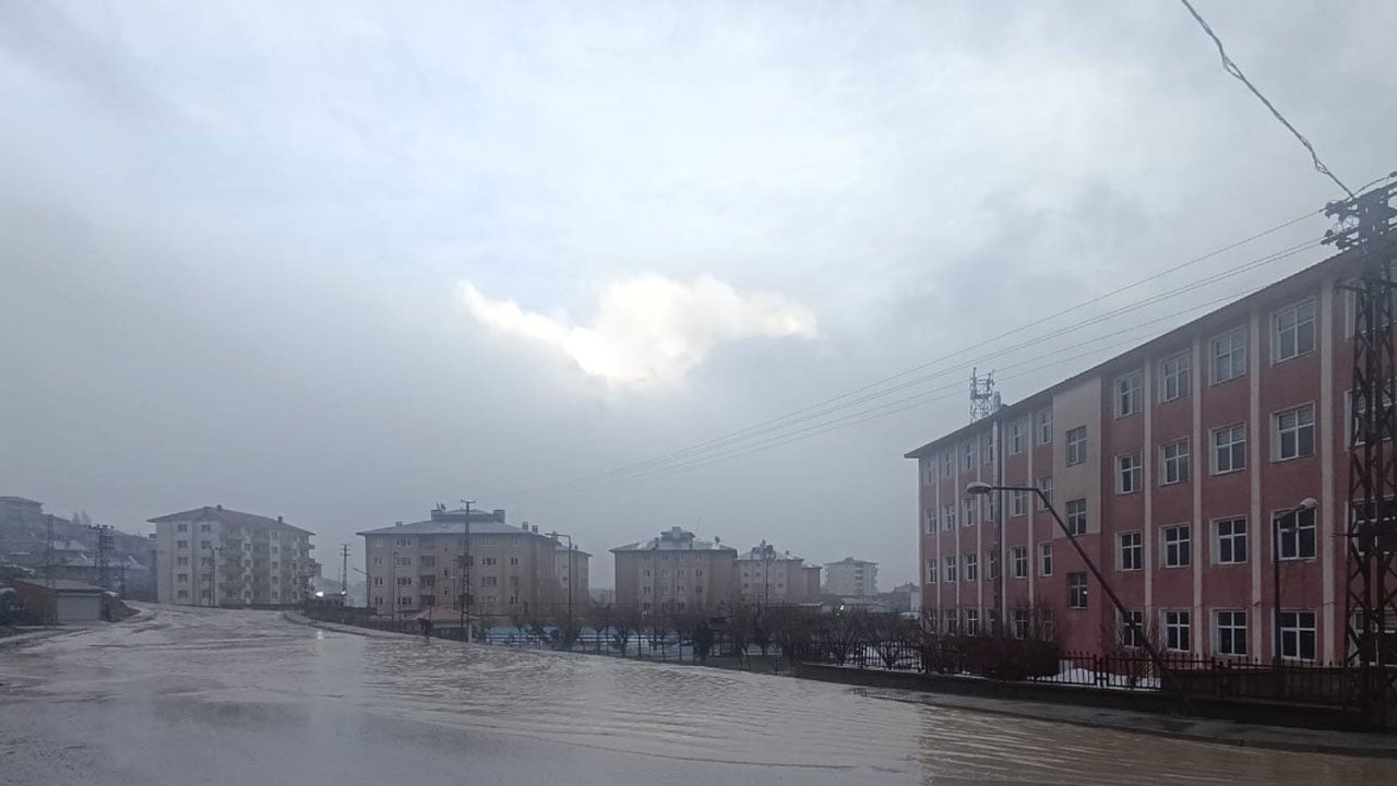 Foto - Hakkari’de korkutan manzara! Okul sular altında kaldı