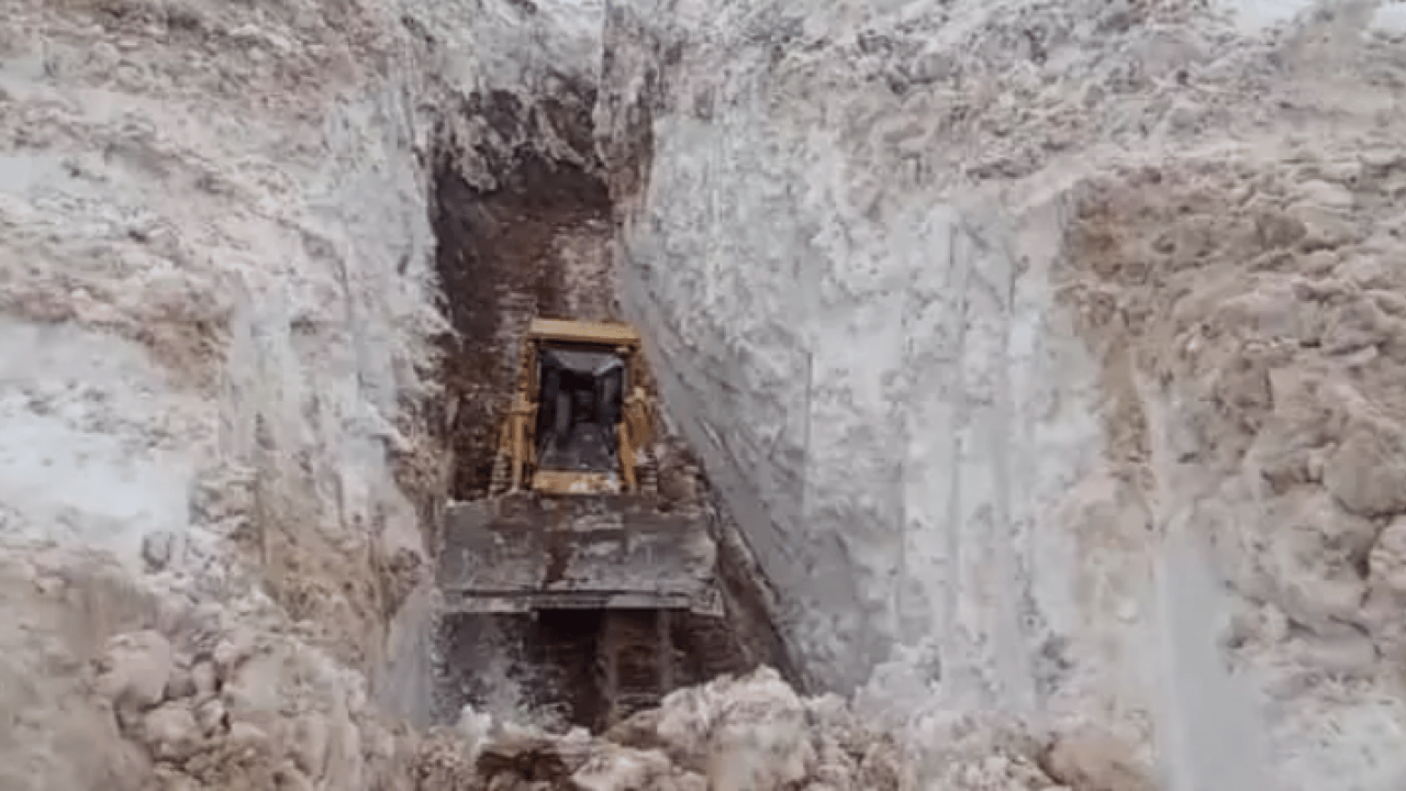 Foto - Hakkari'de şaşkınlık yaratan görüntü! 8 metreden yüksek!