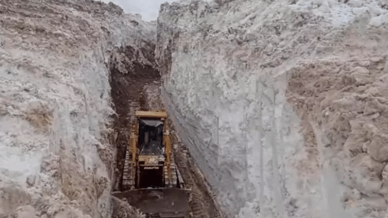 Foto - Hakkari'de şaşkınlık yaratan görüntü! 8 metreden yüksek!