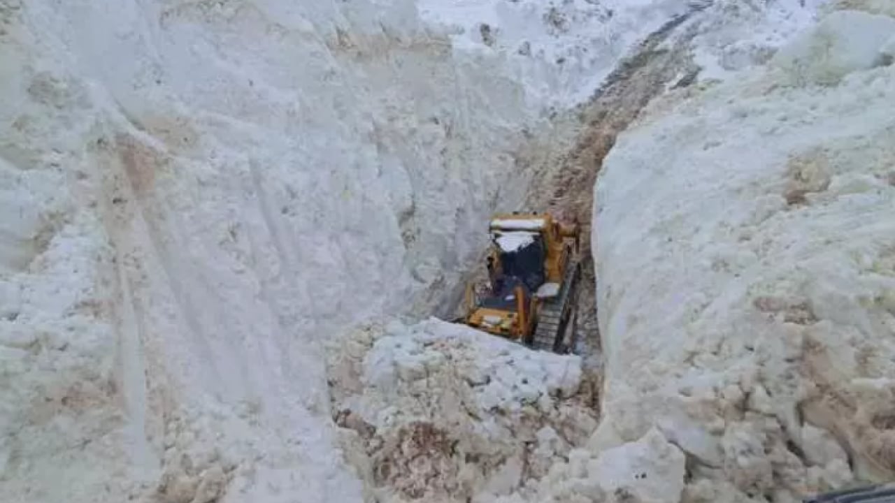 Foto - Hakkari'de şaşkınlık yaratan görüntü! 8 metreden yüksek!