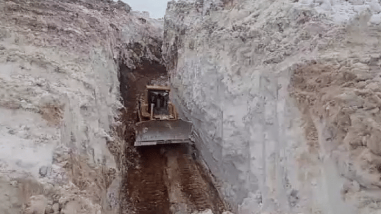 Foto - Hakkari'de şaşkınlık yaratan görüntü! 8 metreden yüksek!