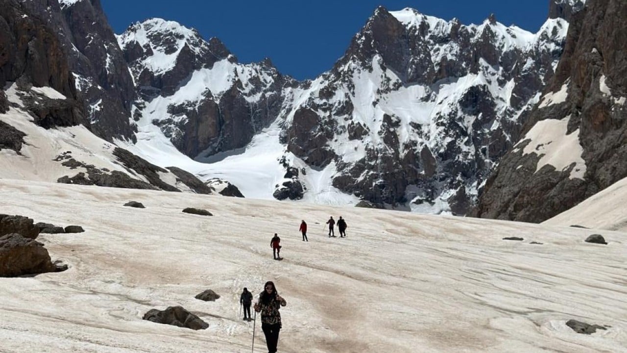 Foto - Hakkari’nin saklı güzelliği Haziran ayında Yüksekova’da kar tırmanışı