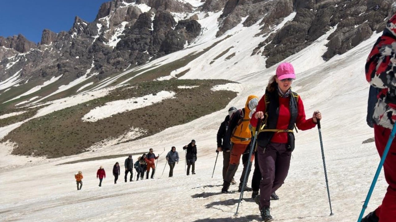 Foto - Hakkari’nin saklı güzelliği Haziran ayında Yüksekova’da kar tırmanışı