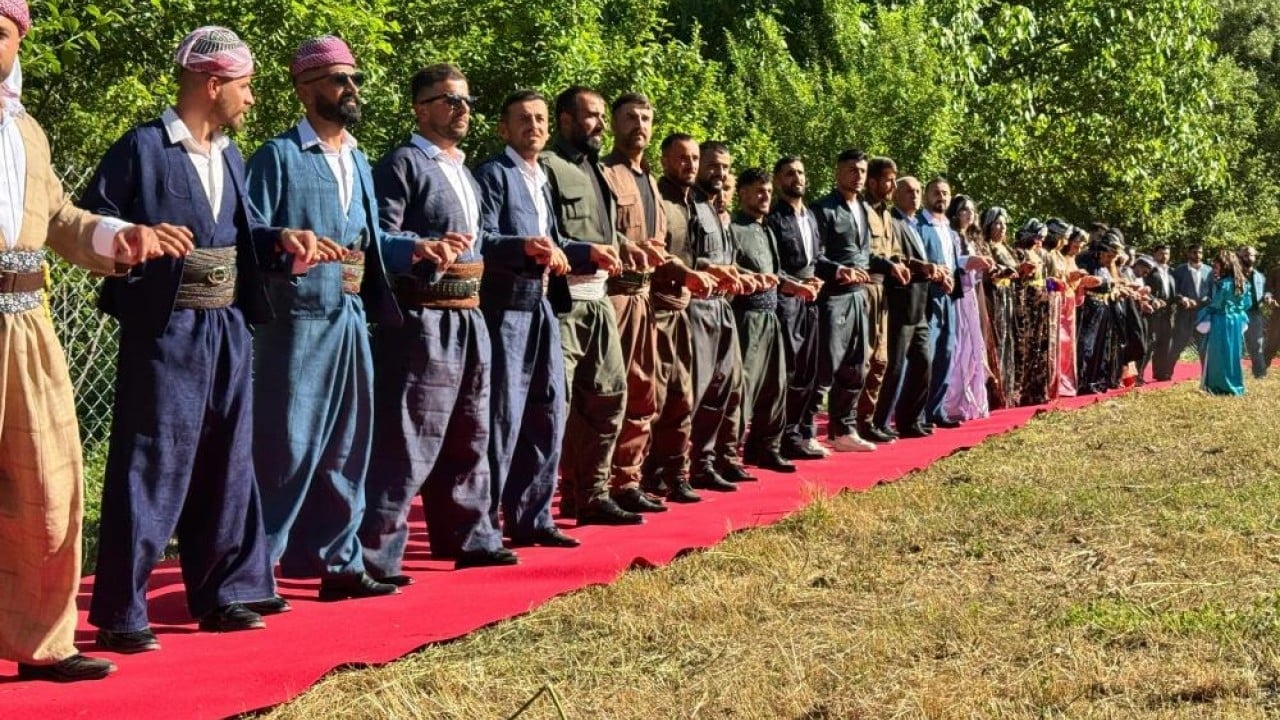 Halay kuyruğu alana sığmadı Şırnak’ta 56 yıl sonra bir ilk yaşandı