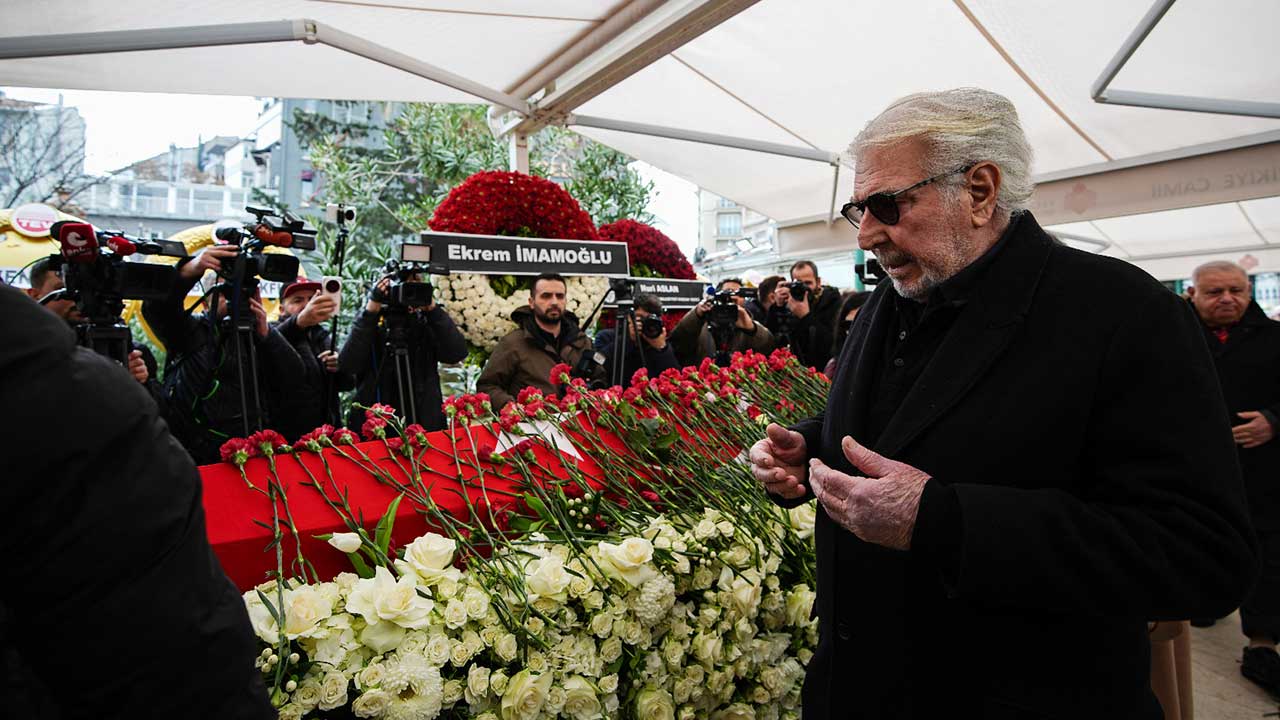 Foto - Haldun Dormen son yolculuğuna uğurlandı! Ekrem İmamoğlu çelenk gönderdi, İzzet Günay cenazede fenalaştı