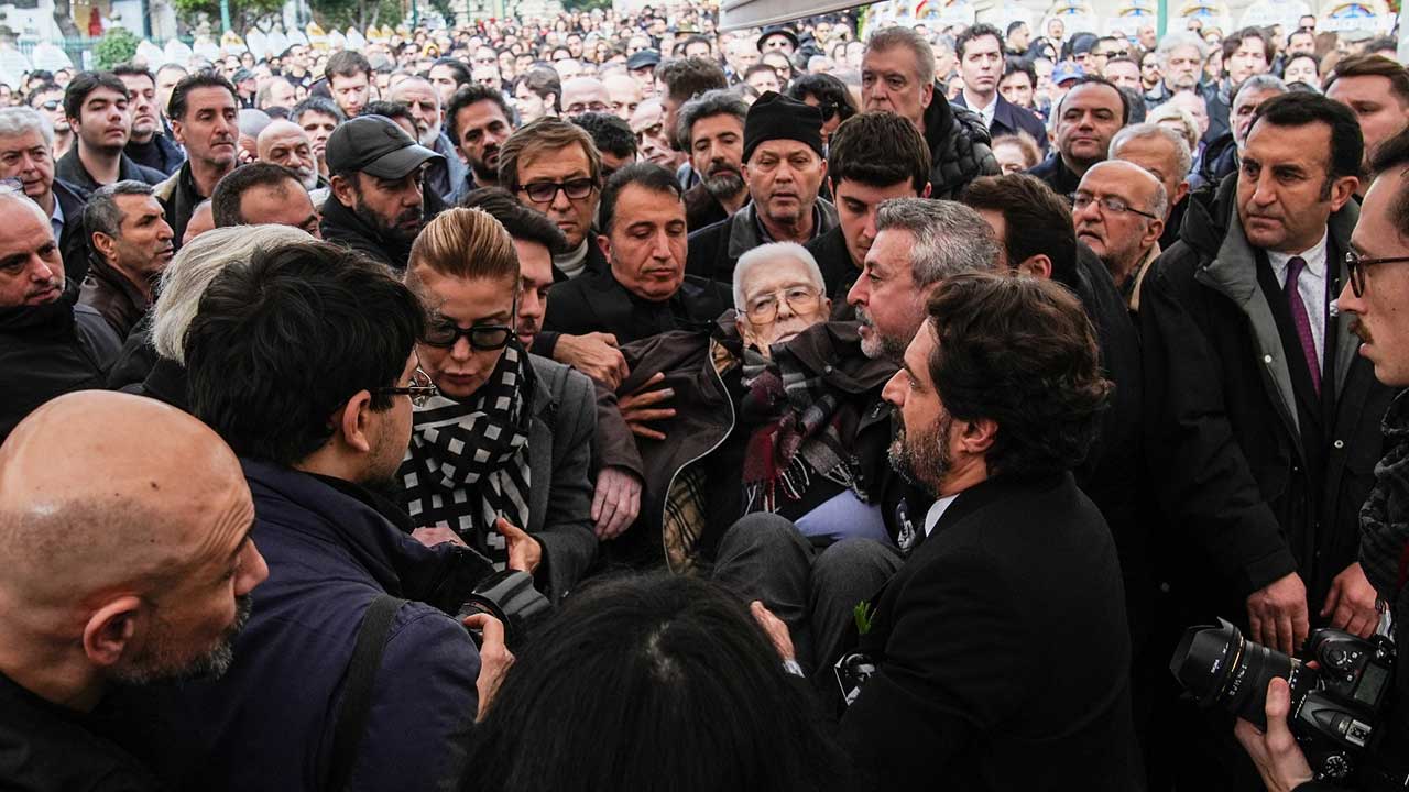 Foto - Haldun Dormen son yolculuğuna uğurlandı! Ekrem İmamoğlu çelenk gönderdi, İzzet Günay cenazede fenalaştı
