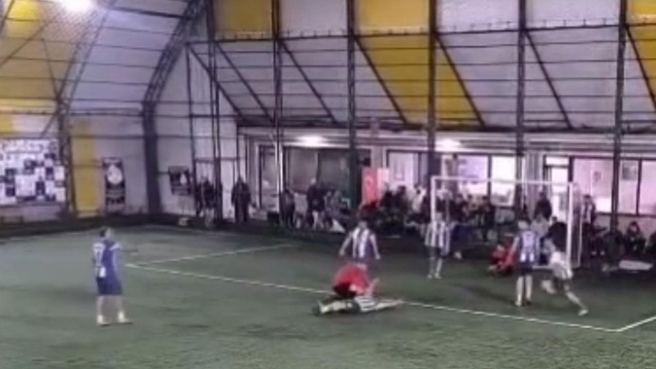 Foto - Halı sahada korku dolu anlar! Dili boğazına kaçan futbolcuyu hakem kurtardı