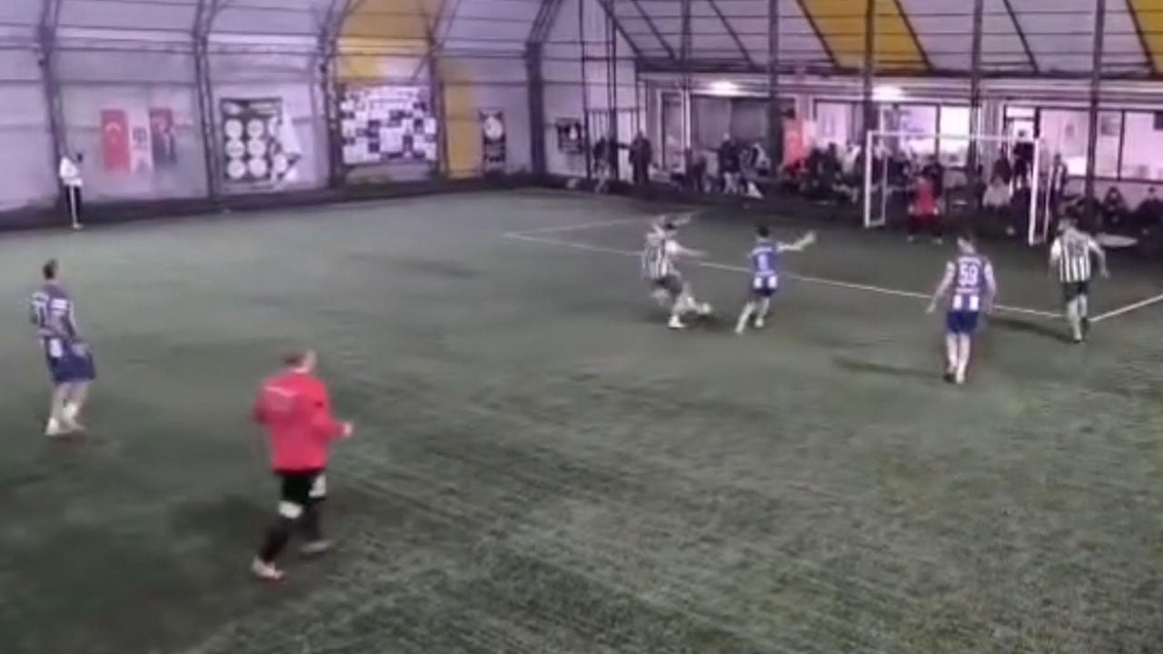 Foto - Halı sahada korku dolu anlar! Dili boğazına kaçan futbolcuyu hakem kurtardı