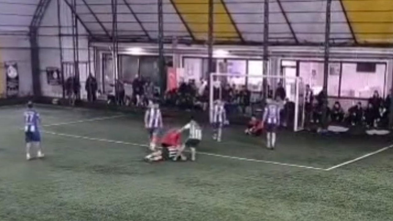 Foto - Halı sahada korku dolu anlar! Dili boğazına kaçan futbolcuyu hakem kurtardı