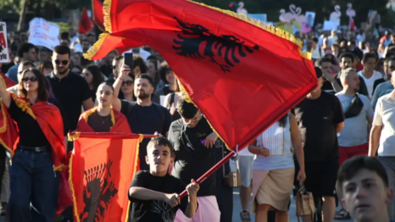 Foto - Halk zafer kazandı: Siyonistler kapı dışarı edildi!