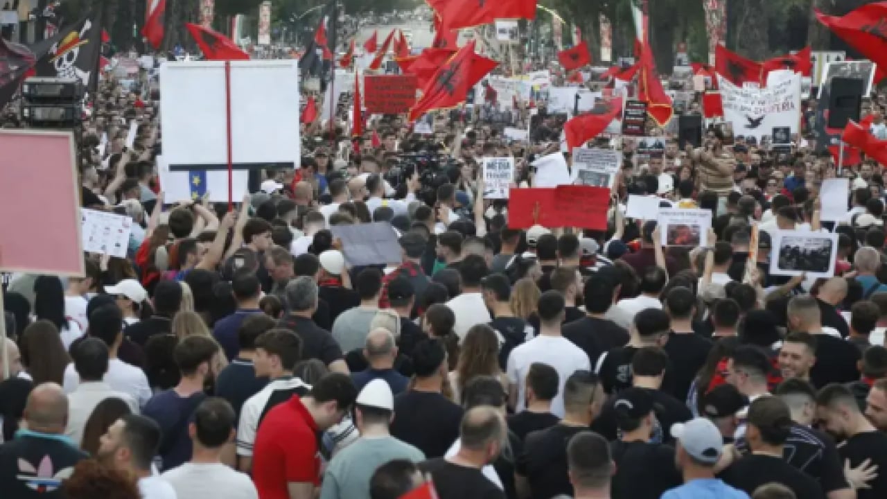 Foto - Halk zafer kazandı: Siyonistler kapı dışarı edildi!