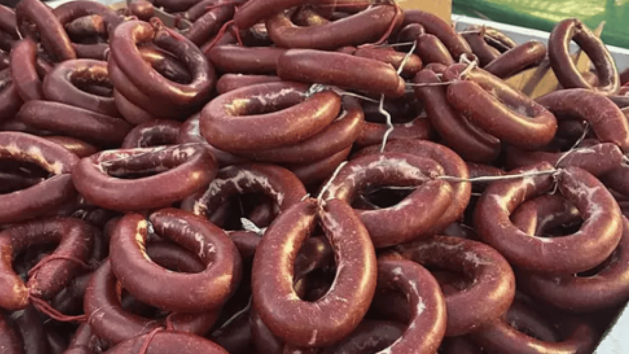 Foto - Halkın canıyla böyle oynadılar! Mutfaklara girecekti, ekipler yakaladı: 700 kilogram bozuk sucuk çöpe atıldı