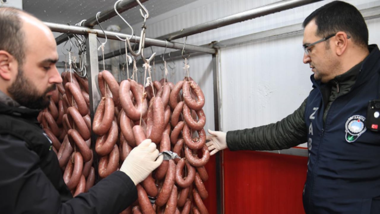 Halkın canıyla böyle oynadılar! Mutfaklara girecekti, ekipler yakaladı: 700 kilogram bozuk sucuk çöpe atıldı