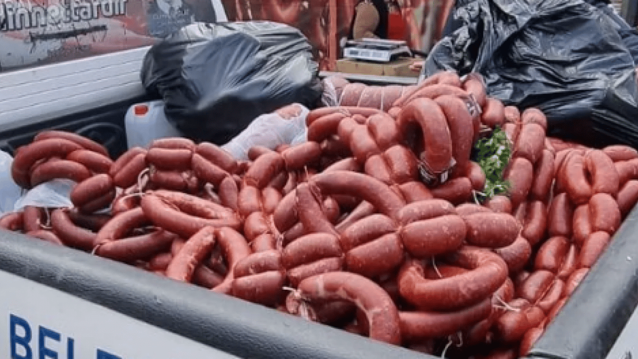 Foto - Halkın canıyla böyle oynadılar! Mutfaklara girecekti, ekipler yakaladı: 700 kilogram bozuk sucuk çöpe atıldı