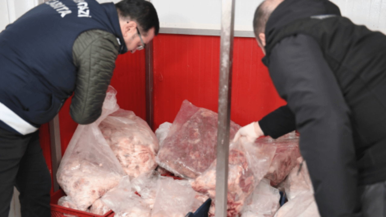 Foto - Halkın canıyla böyle oynadılar! Mutfaklara girecekti, ekipler yakaladı: 700 kilogram bozuk sucuk çöpe atıldı