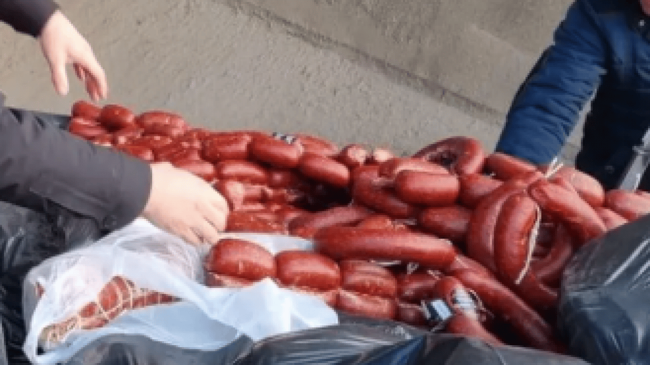 Foto - Halkın canıyla böyle oynadılar! Mutfaklara girecekti, ekipler yakaladı: 700 kilogram bozuk sucuk çöpe atıldı