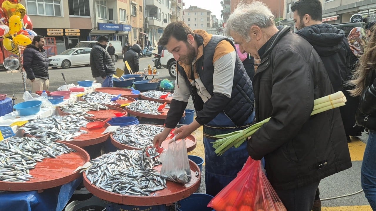 Foto - Hamsi çakıldı! Fiyatı gören tezgaha koştu