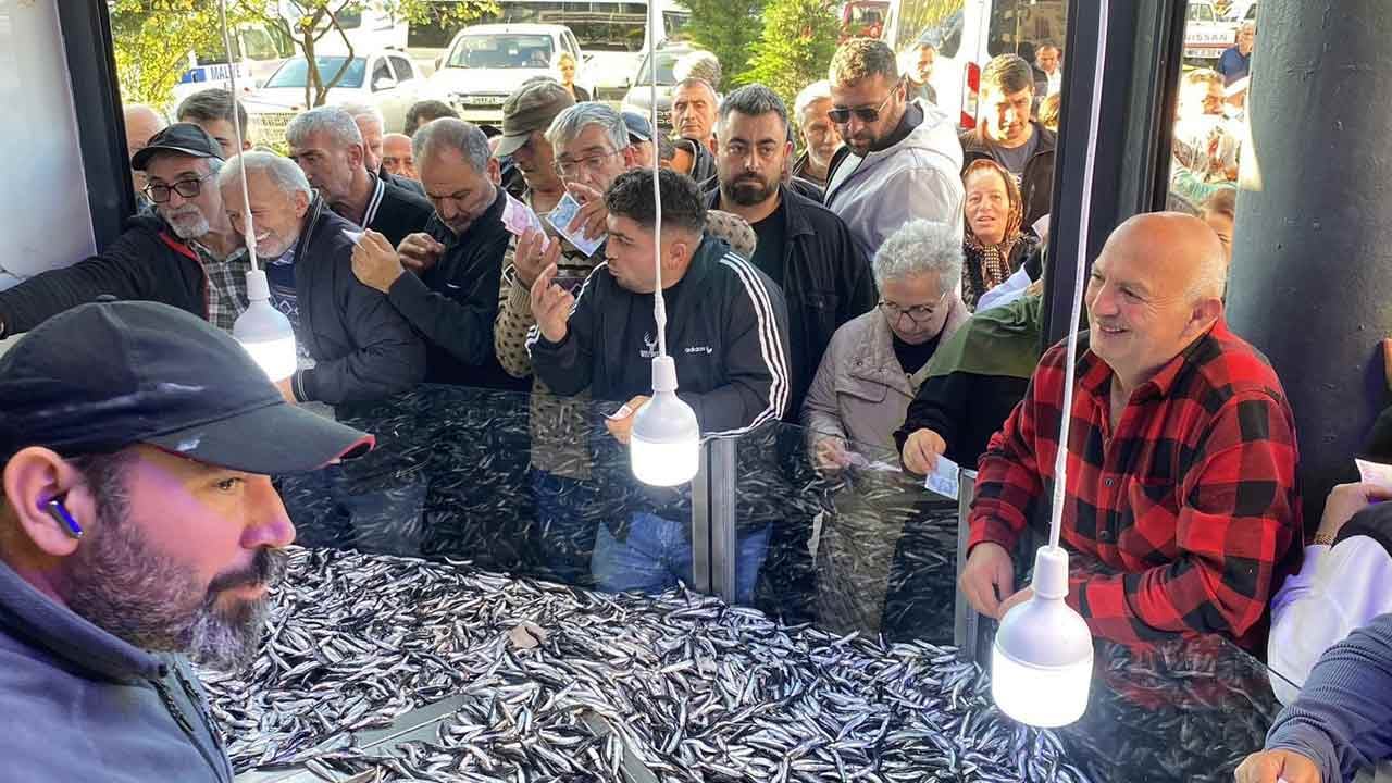 Foto - Hamsiyi öyle bir fiyattan sattı ki... 3 ton hamsi 2 saatte tükendi