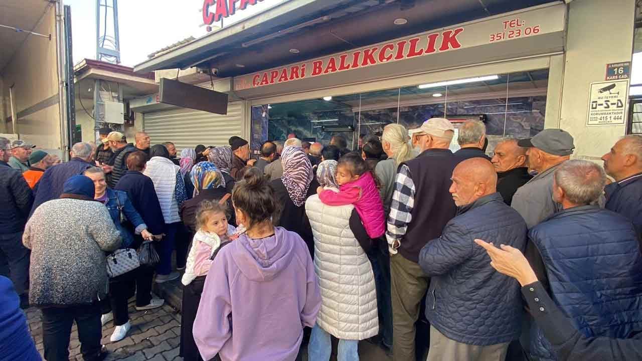 Hamsiyi öyle bir fiyattan sattı ki... 3 ton hamsi 2 saatte tükendi