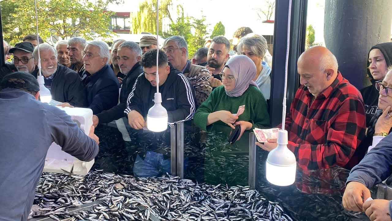 Foto - Hamsiyi öyle bir fiyattan sattı ki... 3 ton hamsi 2 saatte tükendi
