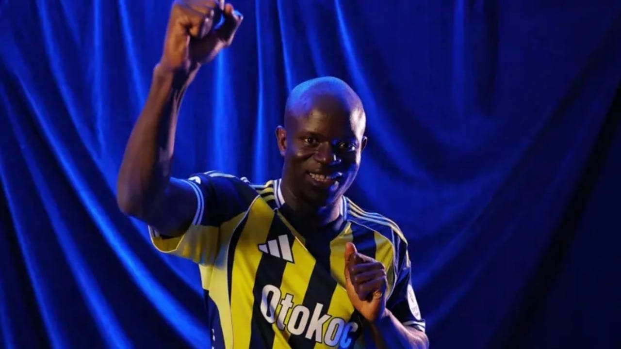 Foto - "Haram" diyerek elinin tersiyle itmişti! Fenerbahçe’nin yeni yıldızı Kante’den "İşte Müslümanlık bu" dedirten bir hareket daha