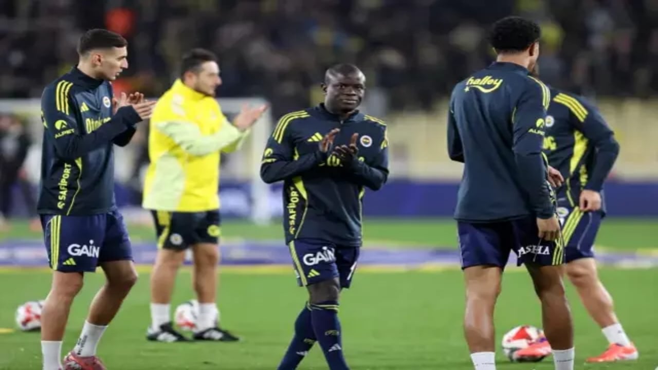 Foto - "Haram" diyerek elinin tersiyle itmişti! Fenerbahçe’nin yeni yıldızı Kante’den "İşte Müslümanlık bu" dedirten bir hareket daha