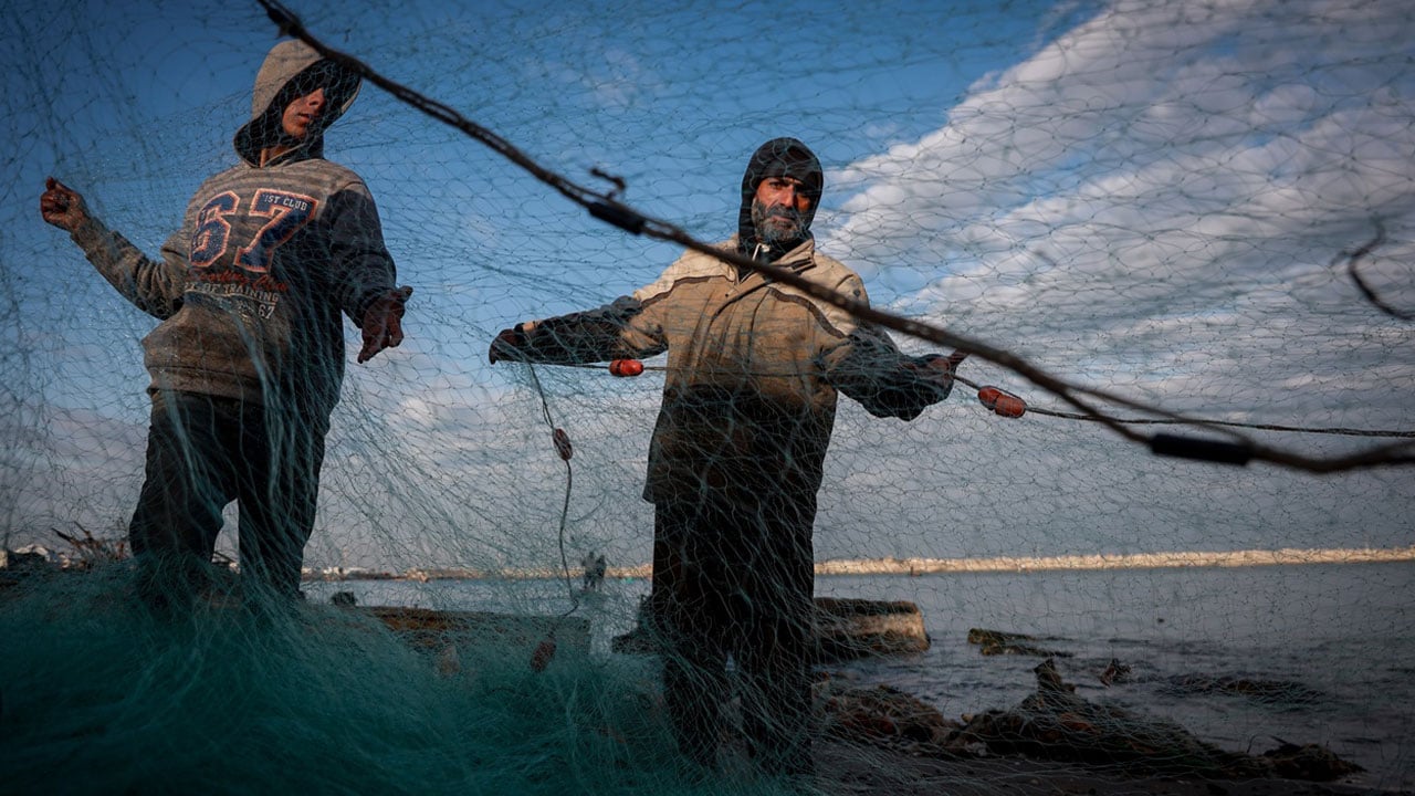 Hasarlı ağlarla açlığa direniyorlar! Gazze’de deniz bile yaralı