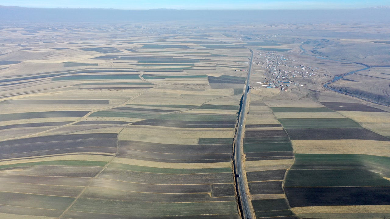 Foto - Hasat sonrası büyüleyen manzara! Tarlalar "halı desenine" büründü
