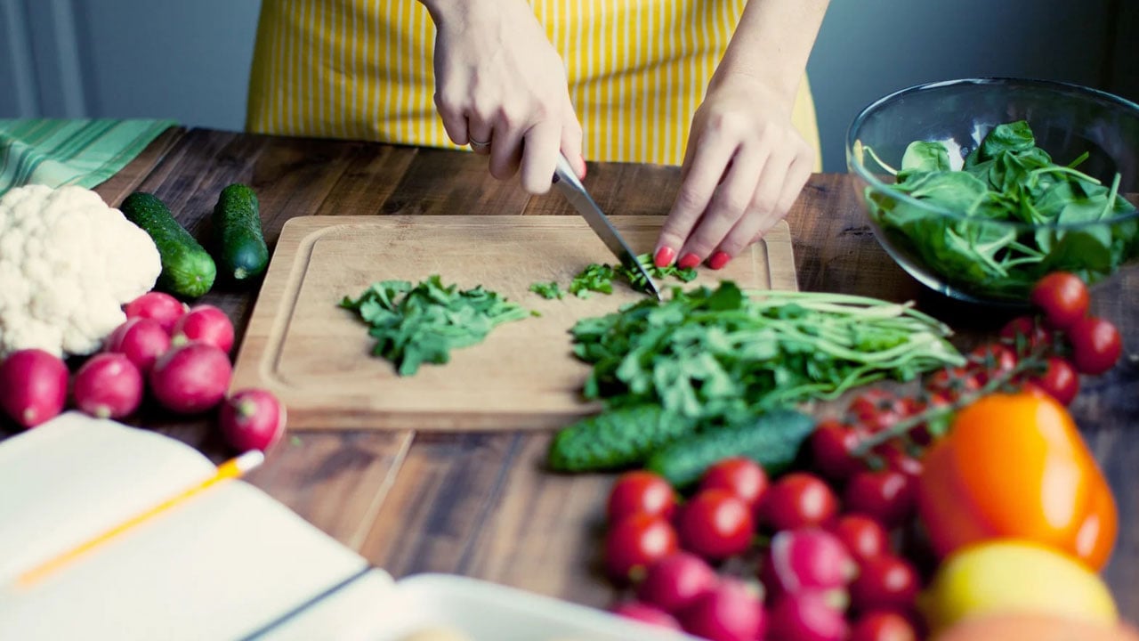 Hastalıklara karşı kalkan oluyor! Bağışıklığı ayakta tutan besinler açıklandı