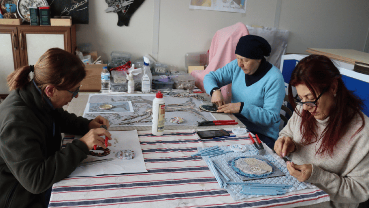 Foto - Hatay’ın mozaikleri Avrupa yolunda! Depremin izlerini mozaikle siliyorlar: Atık malzemeler sanata dönüşüyor